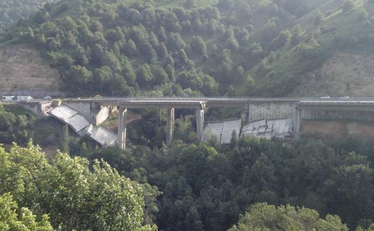 Derrumbe del segundo tramo del viaducto del Castro.