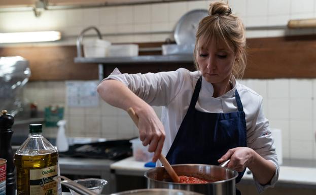 Audrey Lamy dando sabor a unos raviolis de lata.