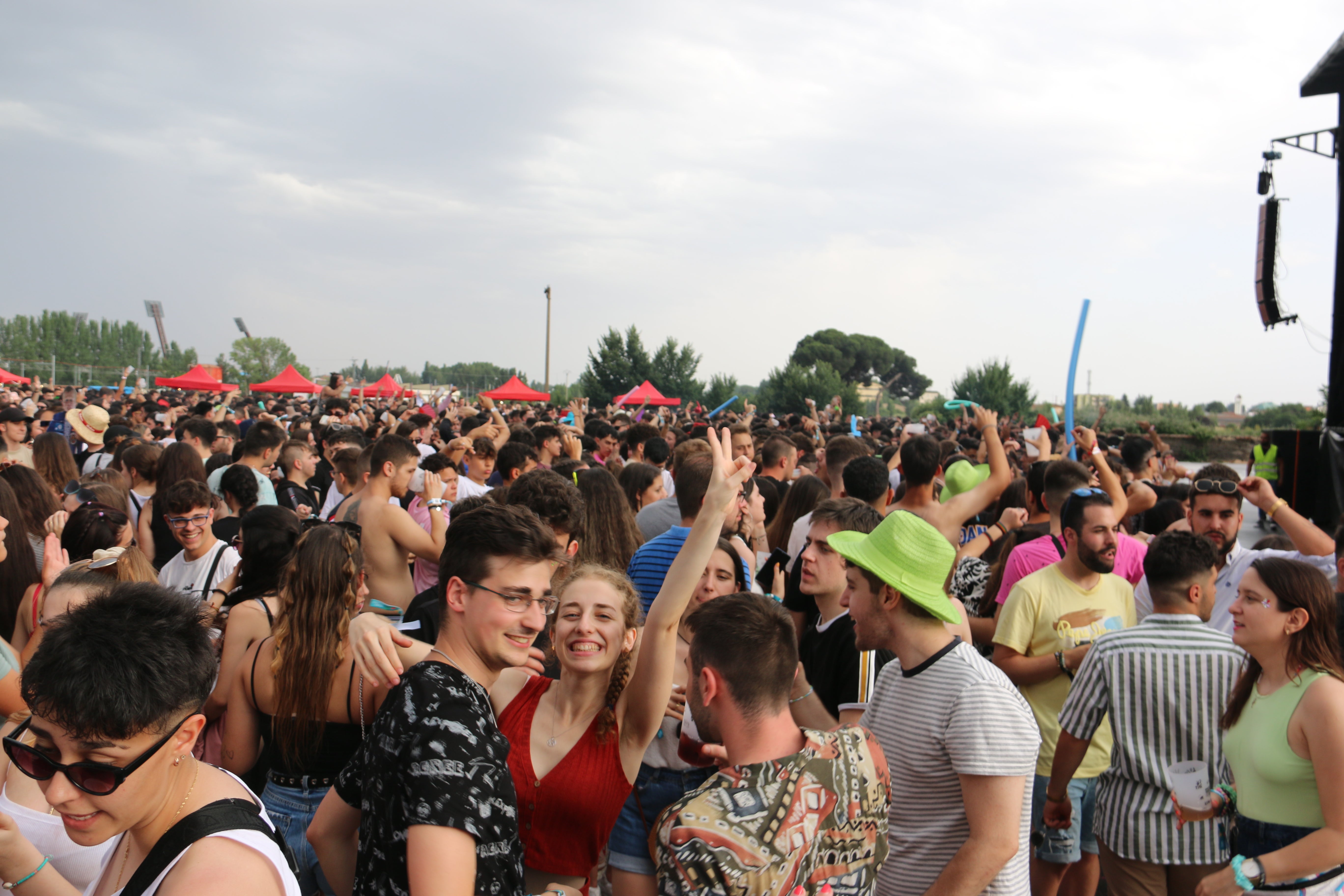 El Monoloco Fest acoge una segunda edición con casi 8.000 jóvenes congregados en el Palacio de exposiciones de León. 