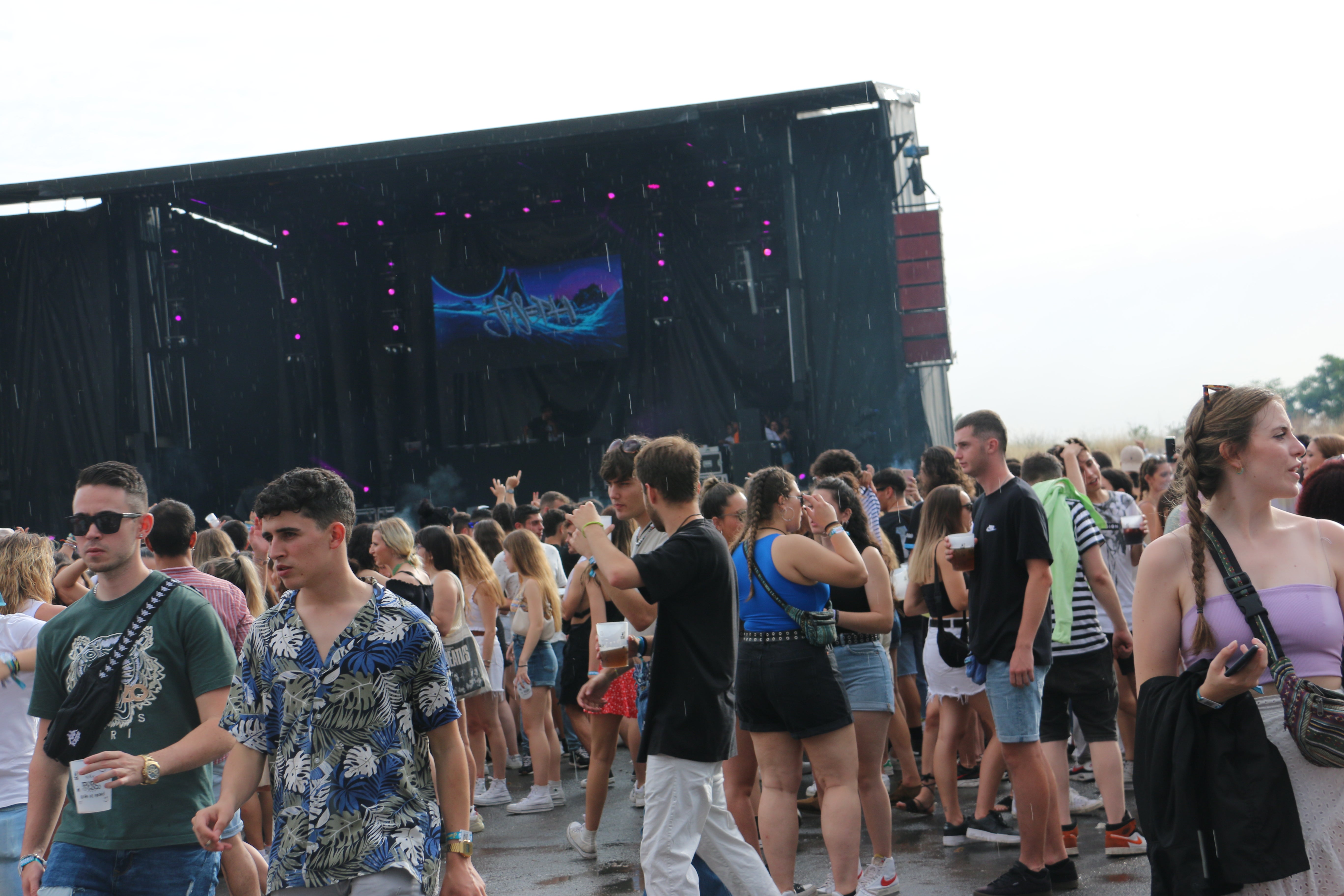 El Monoloco Fest acoge una segunda edición con casi 8.000 jóvenes congregados en el Palacio de exposiciones de León. 