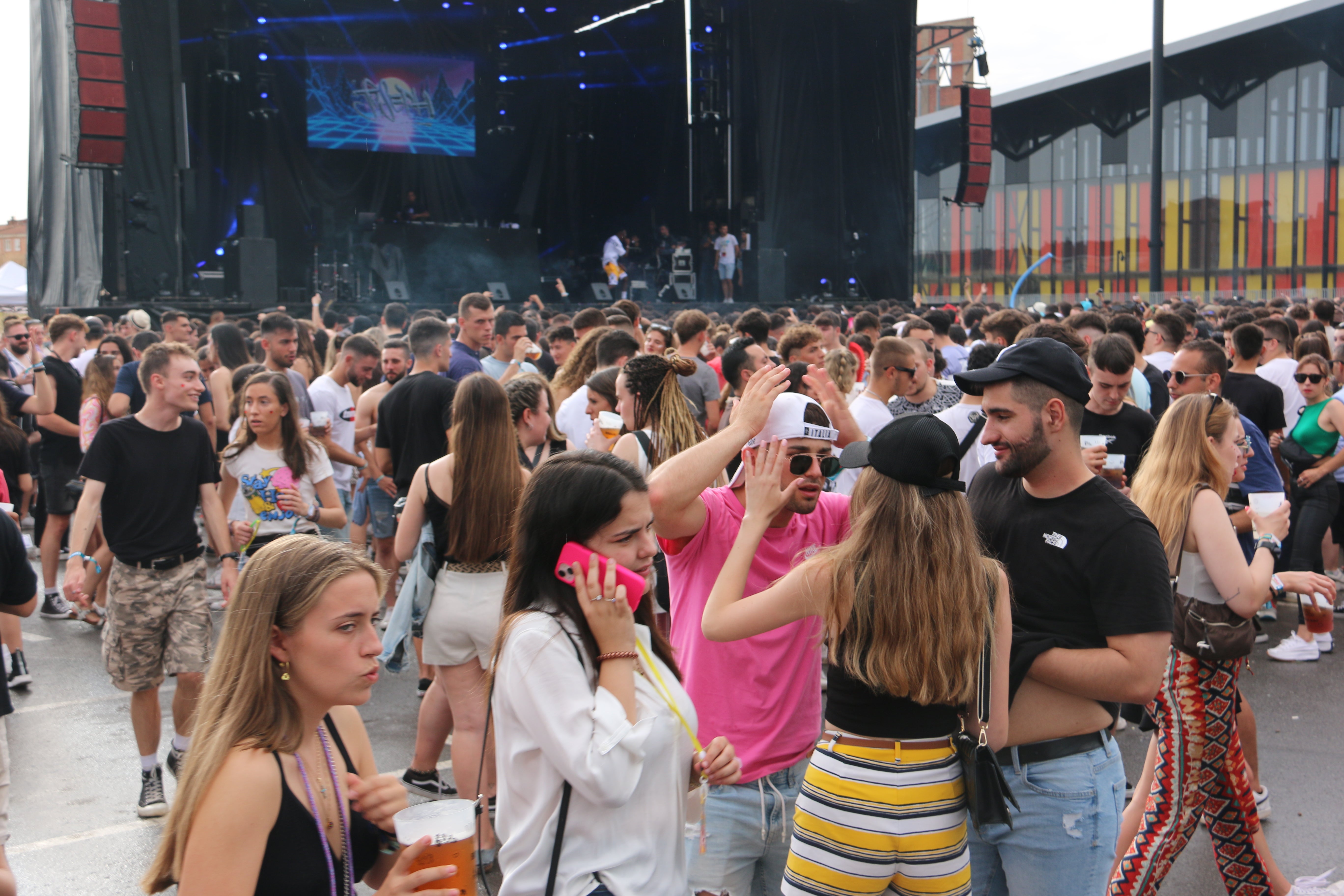 El Monoloco Fest acoge una segunda edición con casi 8.000 jóvenes congregados en el Palacio de exposiciones de León. 