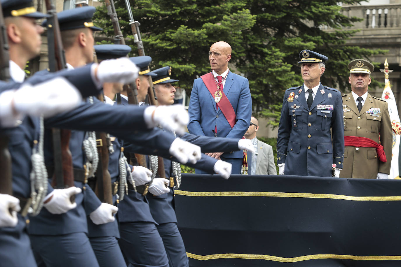 Fotos: Entrega de Hijos Adoptivos de la ciudad de León a los militares de la Academia Básica del Aire