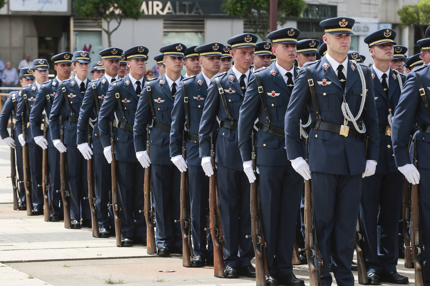 Fotos: Entrega de Hijos Adoptivos de la ciudad de León a los militares de la Academia Básica del Aire