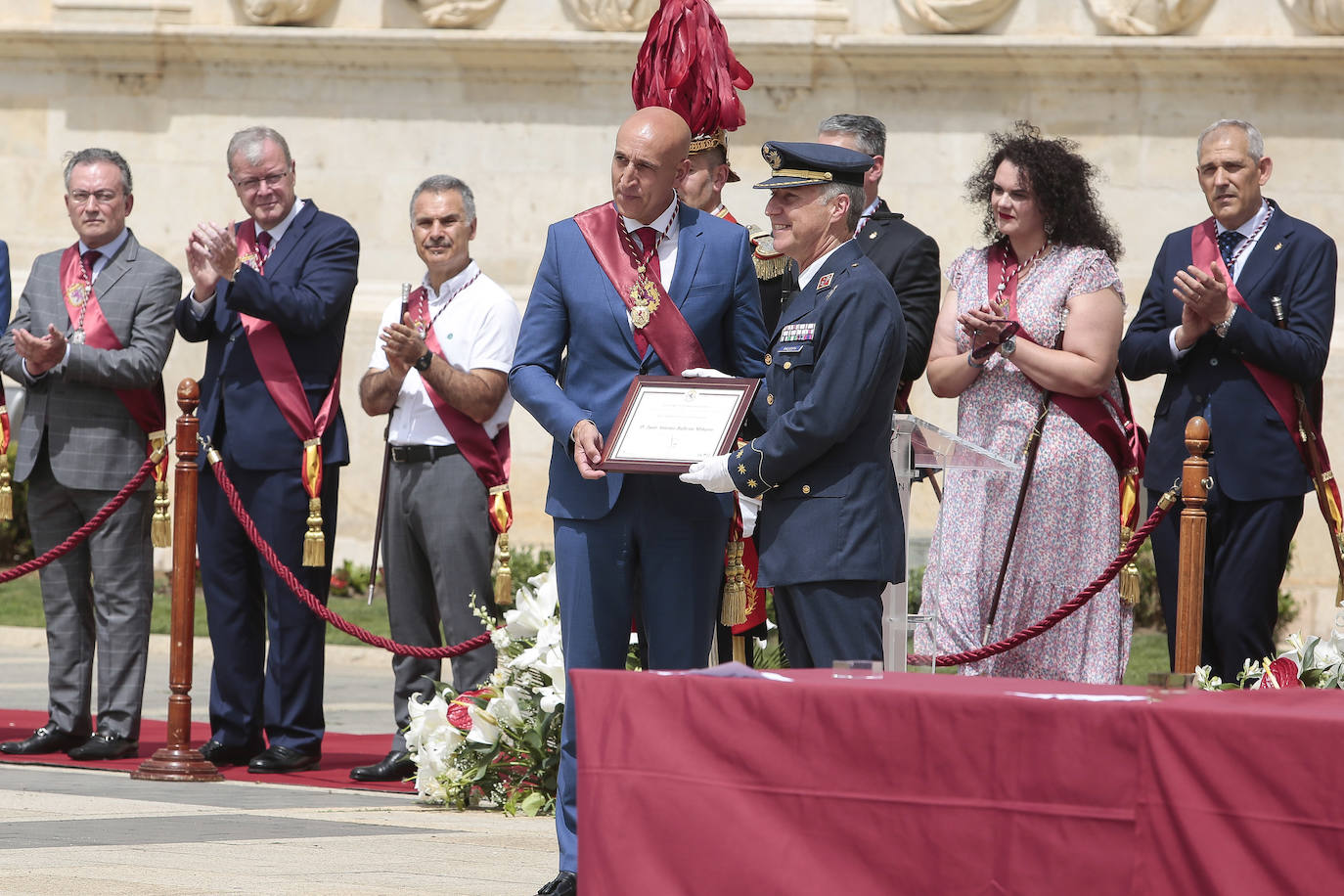 Fotos: Entrega de Hijos Adoptivos de la ciudad de León a los militares de la Academia Básica del Aire