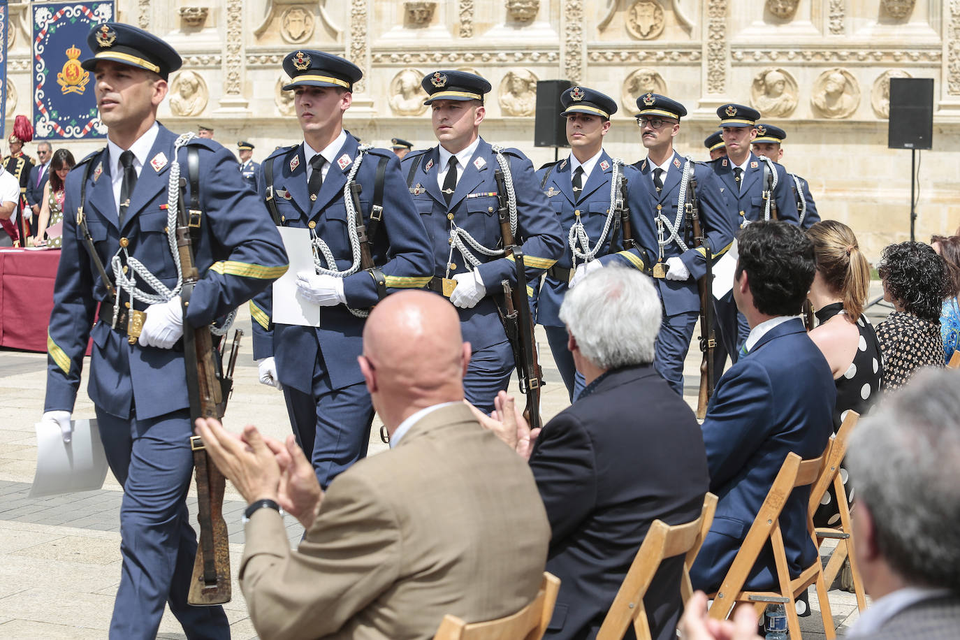 Fotos: Entrega de Hijos Adoptivos de la ciudad de León a los militares de la Academia Básica del Aire