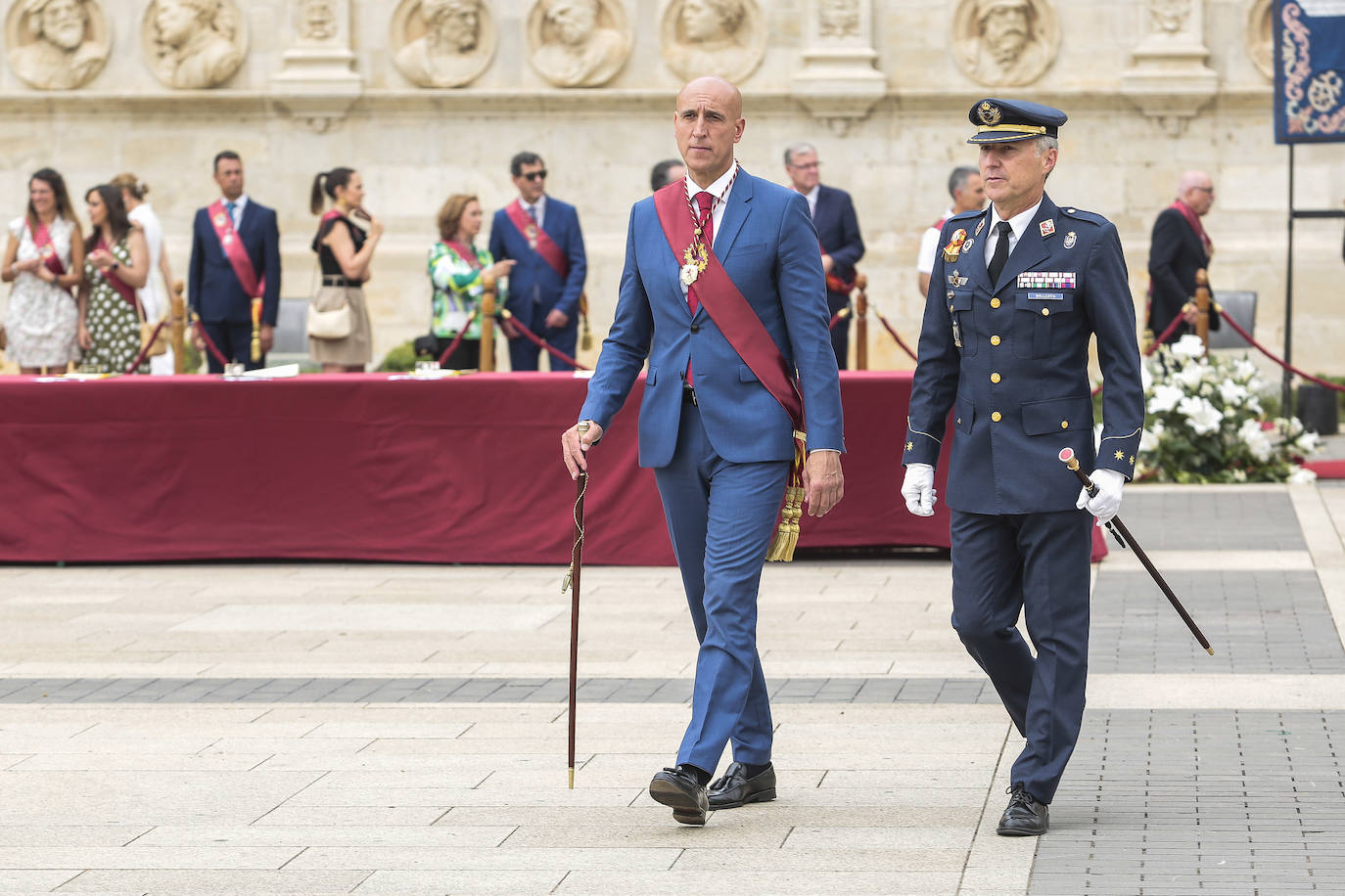Fotos: Entrega de Hijos Adoptivos de la ciudad de León a los militares de la Academia Básica del Aire