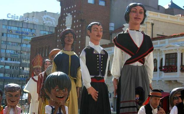 Los gigantes y cabezudos serán uno de los atractivos para los más pequeños en estas fiestas.