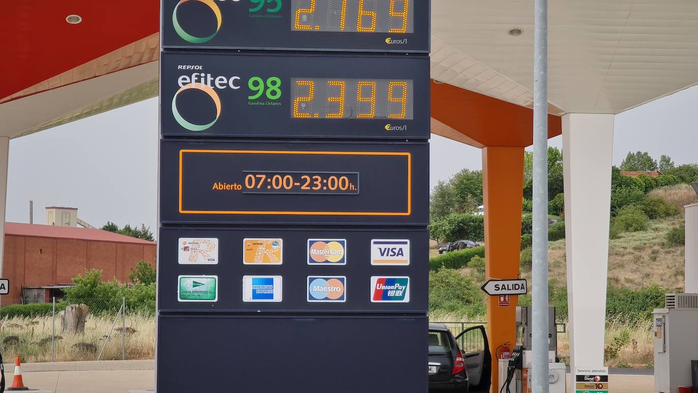 Las gasolineras de León ponen rumbo a los 3 euros por litro de combustible. Una estación de servicio en el polígono de Onzonilla alcanza el 'récord' de 2,4 euros por litro de combustible. El sector cree que se alcanzarán los tres euros en verano.