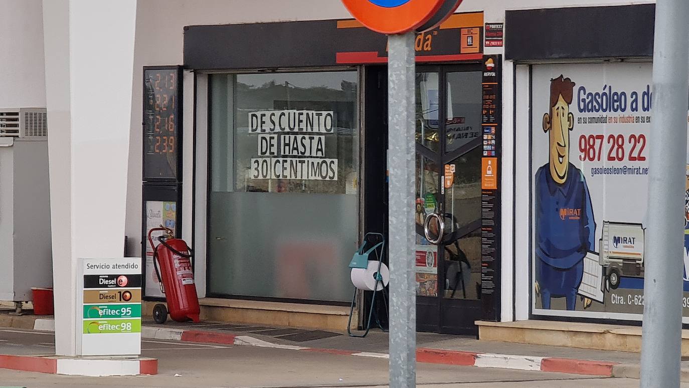 Las gasolineras de León ponen rumbo a los 3 euros por litro de combustible. Una estación de servicio en el polígono de Onzonilla alcanza el 'récord' de 2,4 euros por litro de combustible. El sector cree que se alcanzarán los tres euros en verano.