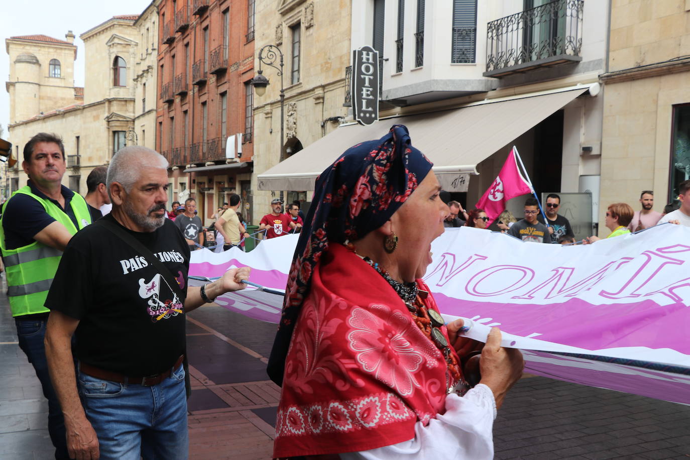 Cientos de personas se concentran y celebrar el primer día de la «Identidá Llionesa