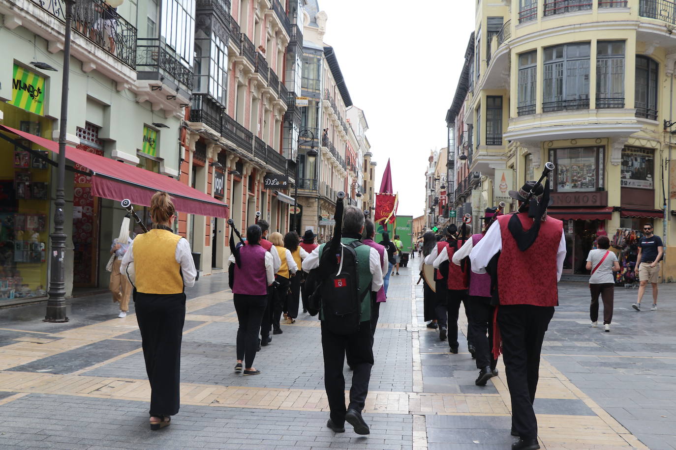 Cientos de personas se concentran y celebrar el primer día de la «Identidá Llionesa