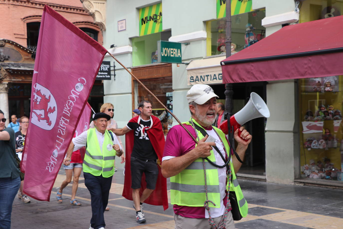 Cientos de personas se concentran y celebrar el primer día de la «Identidá Llionesa