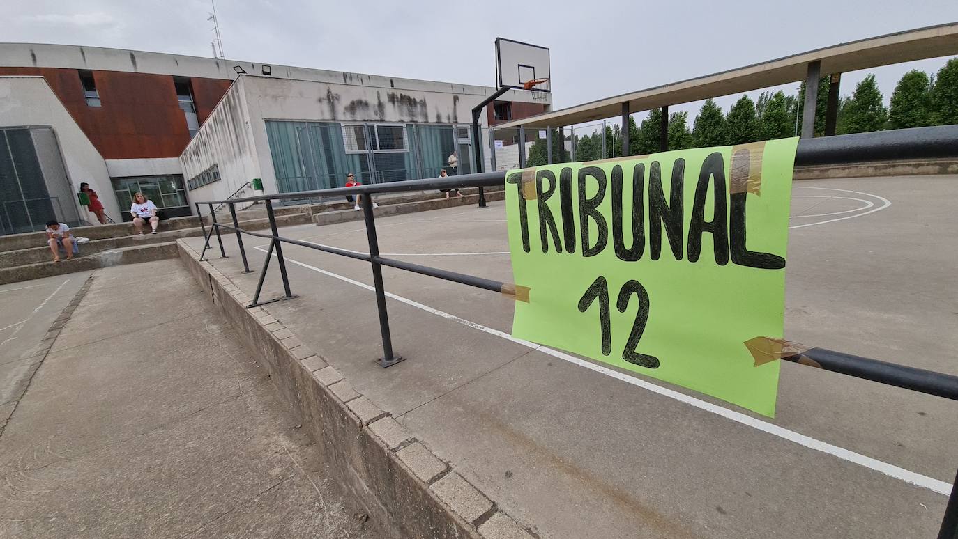 Nervios, tensión y esperanza: 3.600 opositores a maestros llenan León. Los institutos de enseñanza secundaria de Eras de Renueva, Padre Isla, Ordoño II, Juan del Enzina, Lancia y Giner de los Ríos acogen las pruebas para maestros de Primaria.