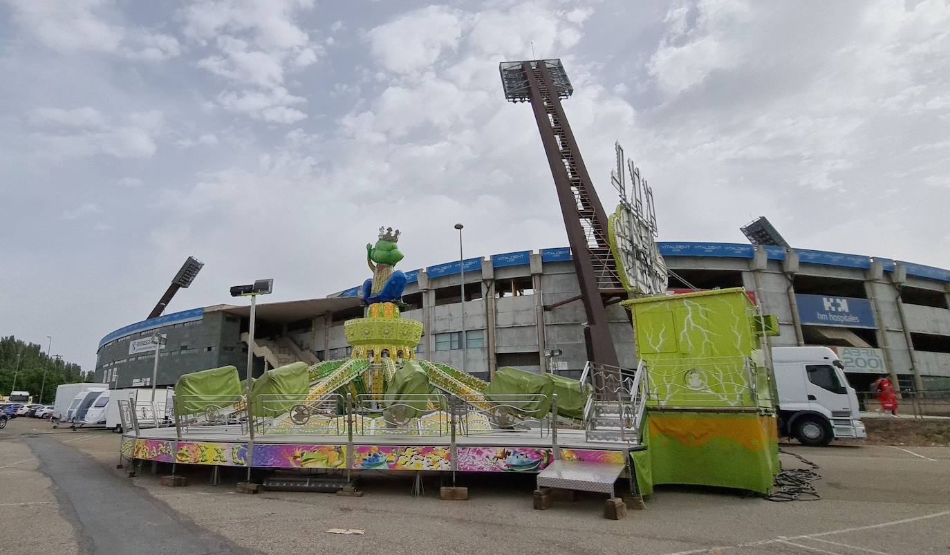 El recinto ferial de León comienza a crecer para las fiestas de San Juan y San Pedro. Con la duda de su finalmente se levantará la emblemática noria León sí tendrá su recinto ferial en las fiestas de San Juan y San Pedro con un espacio mejorado tras el acuerdo con los feriantes. 