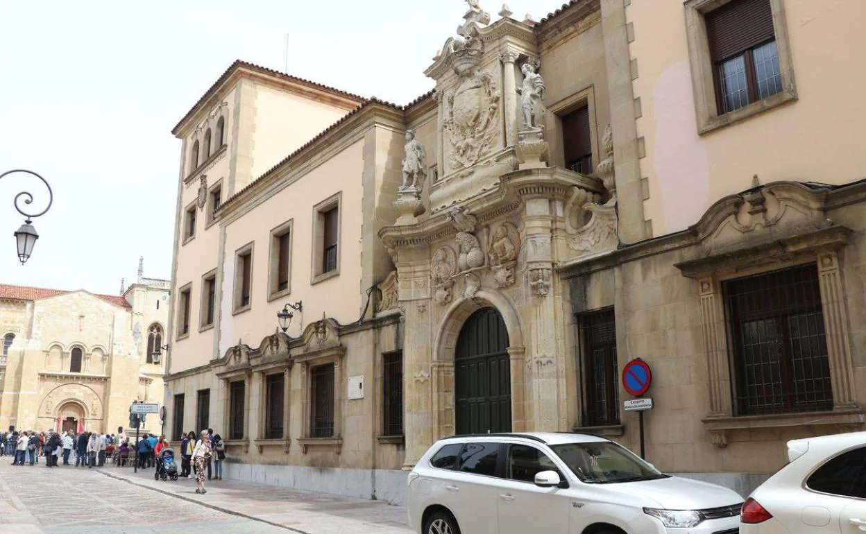 Imagen de archivo de la fachada de la Audiencia Provincial de León. 