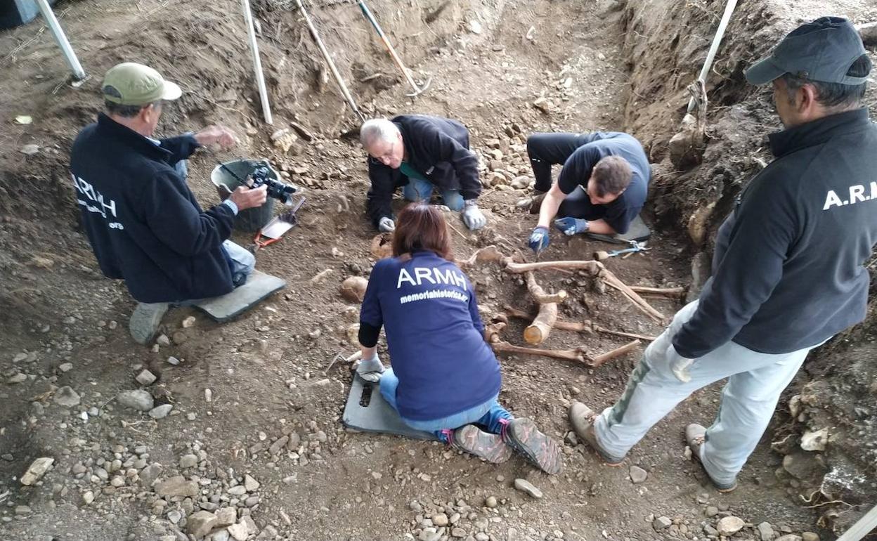 La ARMH procede a unas exhumaciones en Torre de Babia, en la provincia de León.