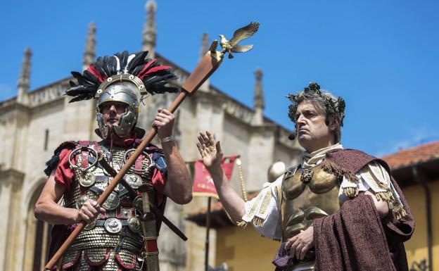 El acto de entrega del águila legionaria celebrado hoy en la plaza de San Isidoro de León clausuró los actos de celebración del 'Natalicio del Águila'