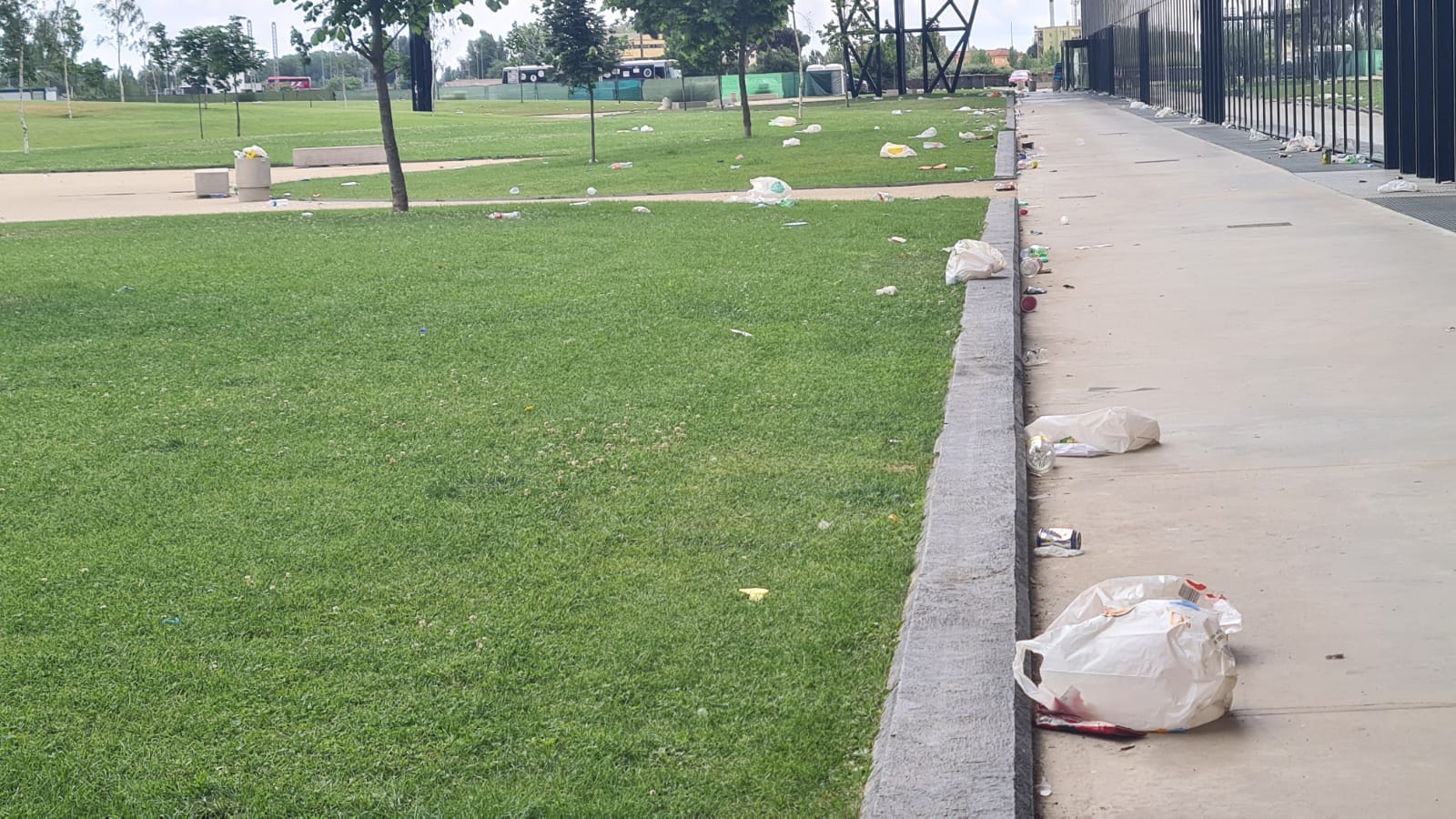 Fotos: Kilos de basura junto al Palacio de Exposiciones