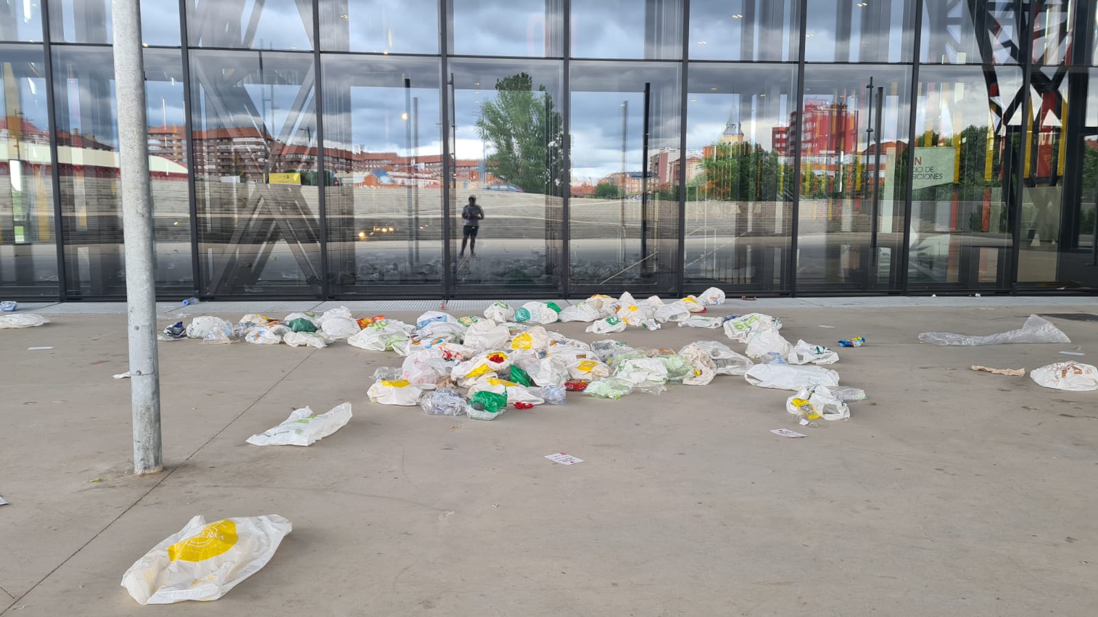 Fotos: Kilos de basura junto al Palacio de Exposiciones