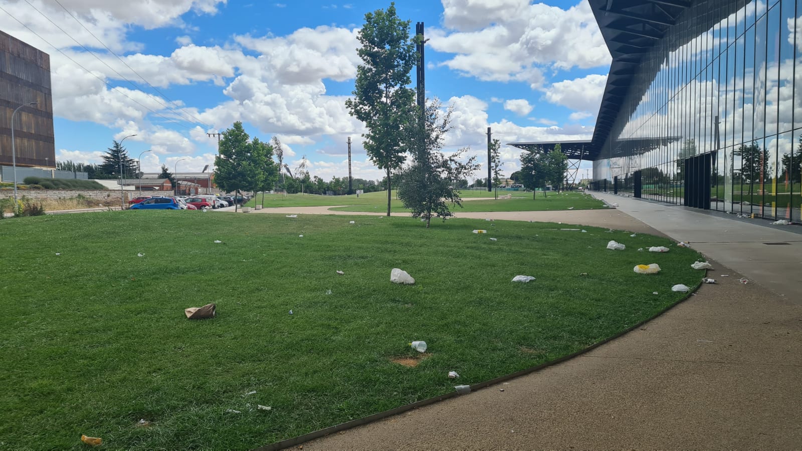 Fotos: Kilos de basura junto al Palacio de Exposiciones