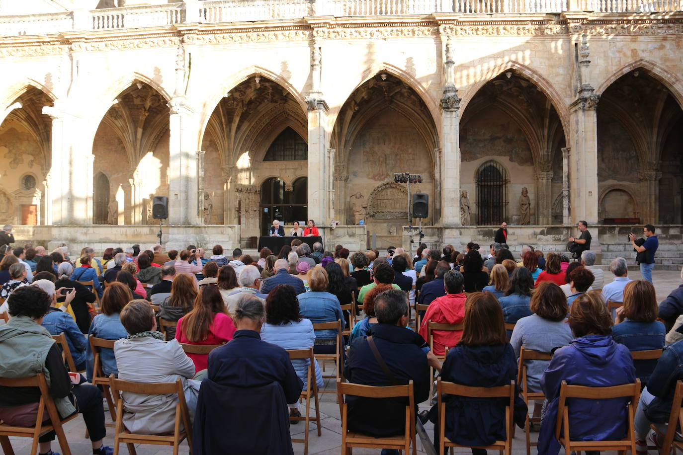 El literato leonés Antonio Gamoneda y la Premio Nacional de Poesía en 2019, Pilar Pallarés, protagonizan el ciclo 'Poemas en el Claustro' en el marco de las Fiestas de San Juan y San Pedro de León