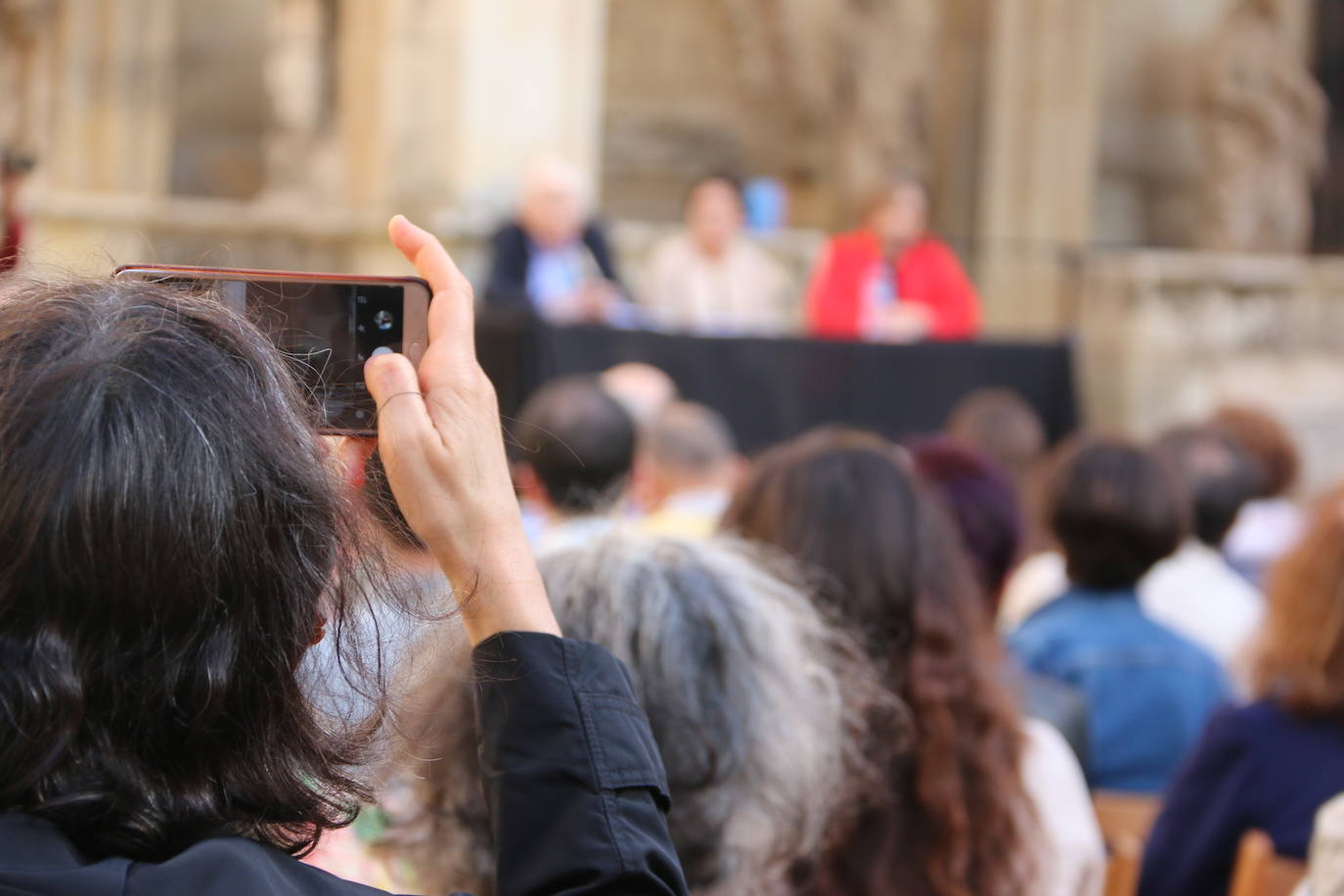 El literato leonés Antonio Gamoneda y la Premio Nacional de Poesía en 2019, Pilar Pallarés, protagonizan el ciclo 'Poemas en el Claustro' en el marco de las Fiestas de San Juan y San Pedro de León