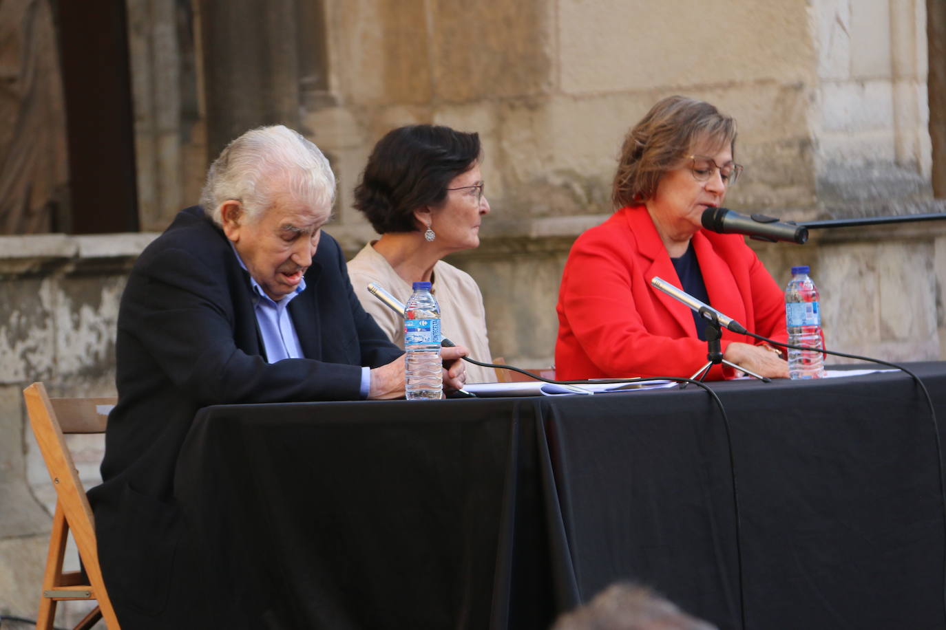 El literato leonés Antonio Gamoneda y la Premio Nacional de Poesía en 2019, Pilar Pallarés, protagonizan el ciclo 'Poemas en el Claustro' en el marco de las Fiestas de San Juan y San Pedro de León