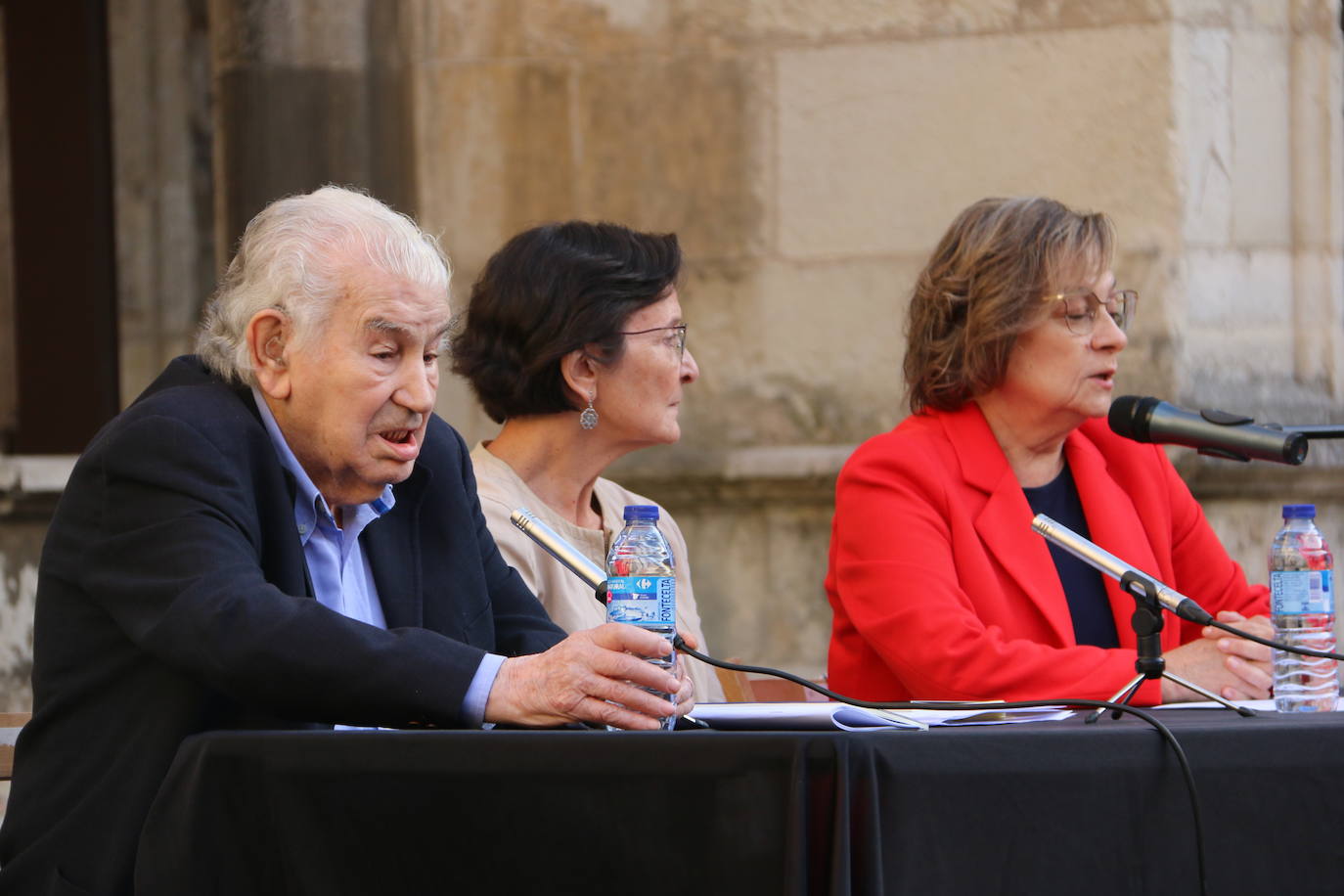 El literato leonés Antonio Gamoneda y la Premio Nacional de Poesía en 2019, Pilar Pallarés, protagonizan el ciclo 'Poemas en el Claustro' en el marco de las Fiestas de San Juan y San Pedro de León