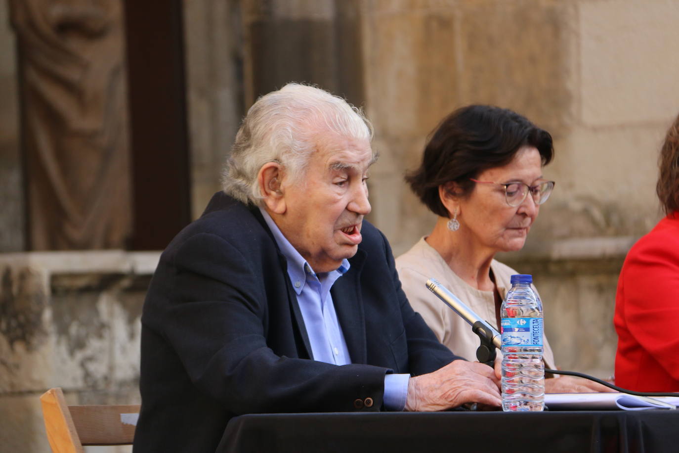 El literato leonés Antonio Gamoneda y la Premio Nacional de Poesía en 2019, Pilar Pallarés, protagonizan el ciclo 'Poemas en el Claustro' en el marco de las Fiestas de San Juan y San Pedro de León