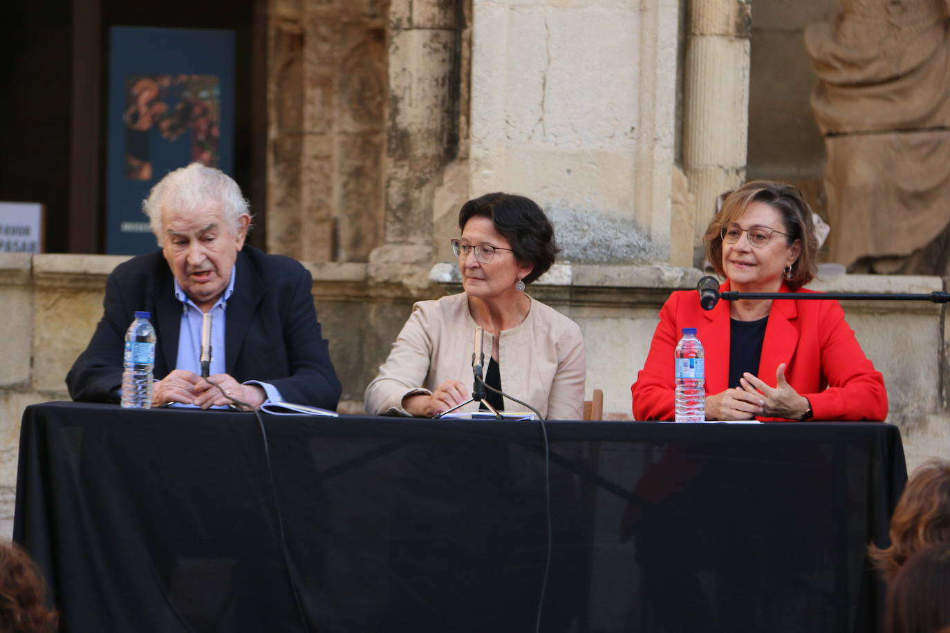 El literato leonés Antonio Gamoneda y la Premio Nacional de Poesía en 2019, Pilar Pallarés, protagonizan el ciclo 'Poemas en el Claustro' en el marco de las Fiestas de San Juan y San Pedro de León