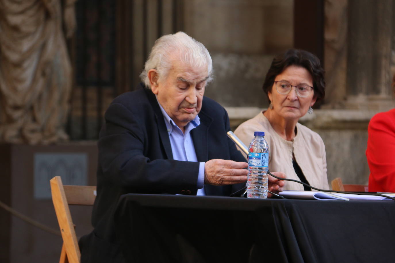 El literato leonés Antonio Gamoneda y la Premio Nacional de Poesía en 2019, Pilar Pallarés, protagonizan el ciclo 'Poemas en el Claustro' en el marco de las Fiestas de San Juan y San Pedro de León