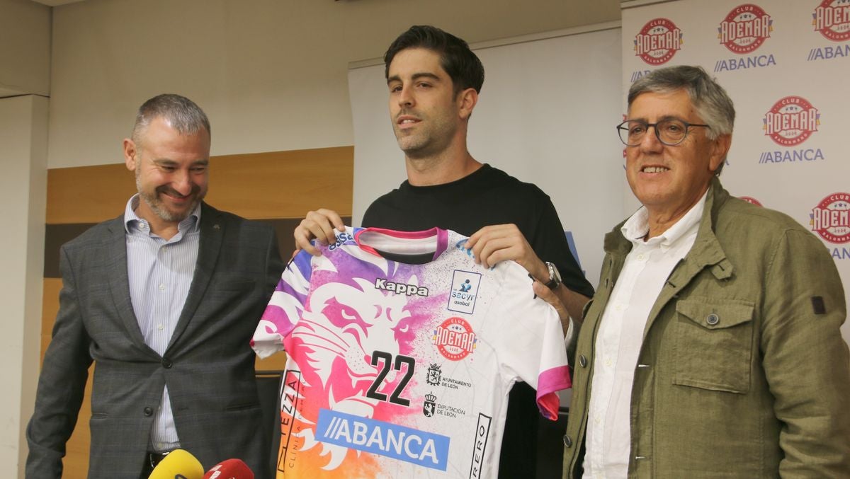 El jugador leonés ha sido presentado como nuevo jugador del Abanca Ademar para las próximas dos temporadas.