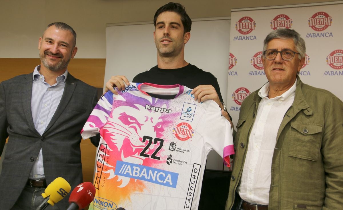 El jugador leonés ha sido presentado como nuevo jugador del Abanca Ademar para las próximas dos temporadas.