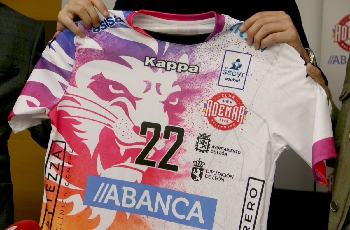 El jugador leonés ha sido presentado como nuevo jugador del Abanca Ademar para las próximas dos temporadas.