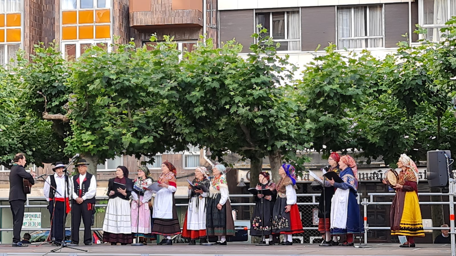 Decenas de personas participan en el festival de Música y Danza Tradicional que realizó un pasacalles hasta la Plaza de las Cortes para llevar estos sonidos tan autóctonos a todos los leoneses.