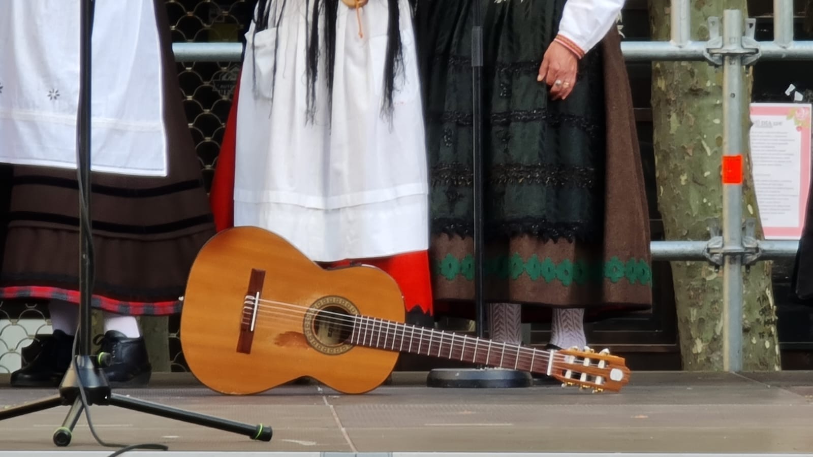 Decenas de personas participan en el festival de Música y Danza Tradicional que realizó un pasacalles hasta la Plaza de las Cortes para llevar estos sonidos tan autóctonos a todos los leoneses.