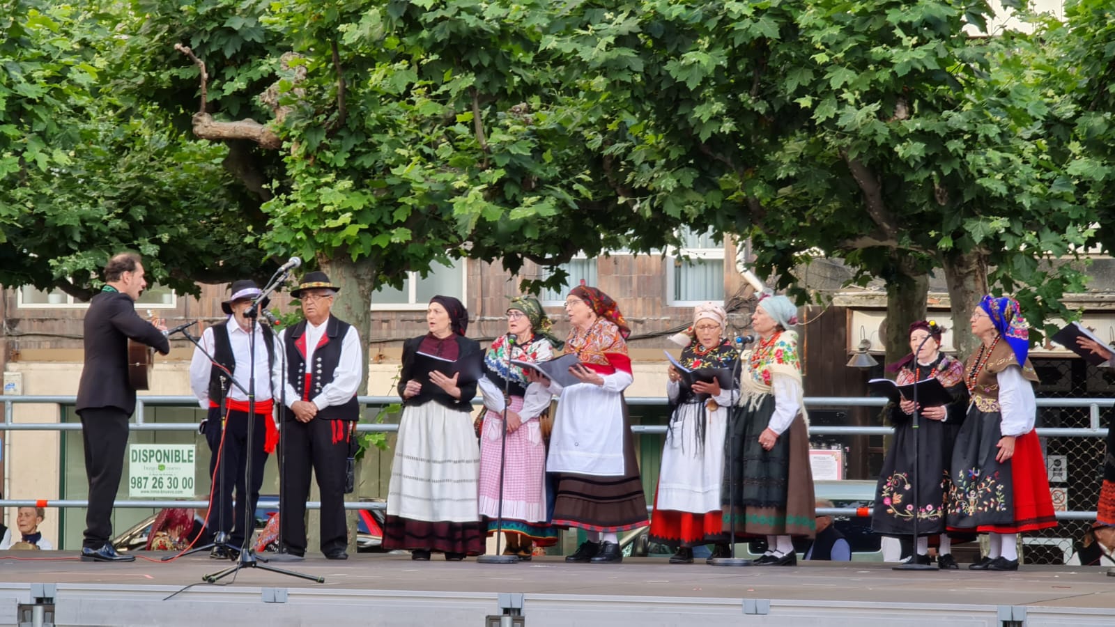 Decenas de personas participan en el festival de Música y Danza Tradicional que realizó un pasacalles hasta la Plaza de las Cortes para llevar estos sonidos tan autóctonos a todos los leoneses.