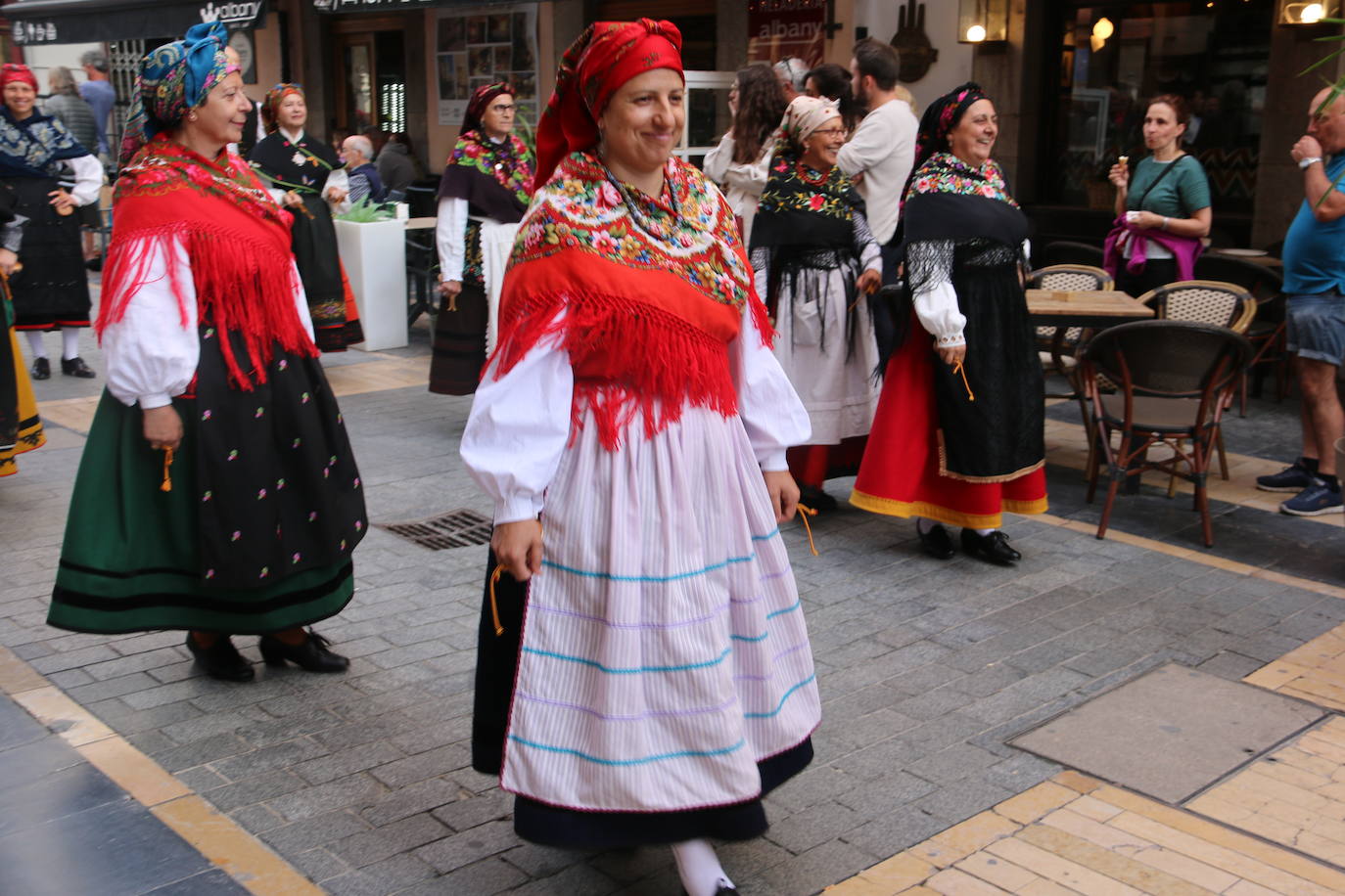 Decenas de personas participan en el festival de Música y Danza Tradicional que realizó un pasacalles hasta la Plaza de las Cortes para llevar estos sonidos tan autóctonos a todos los leoneses.