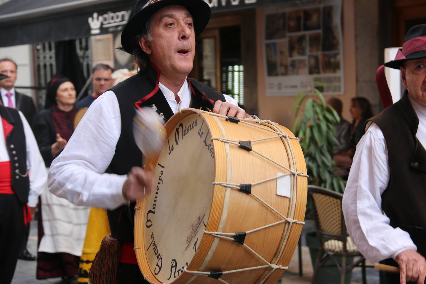 Decenas de personas participan en el festival de Música y Danza Tradicional que realizó un pasacalles hasta la Plaza de las Cortes para llevar estos sonidos tan autóctonos a todos los leoneses.