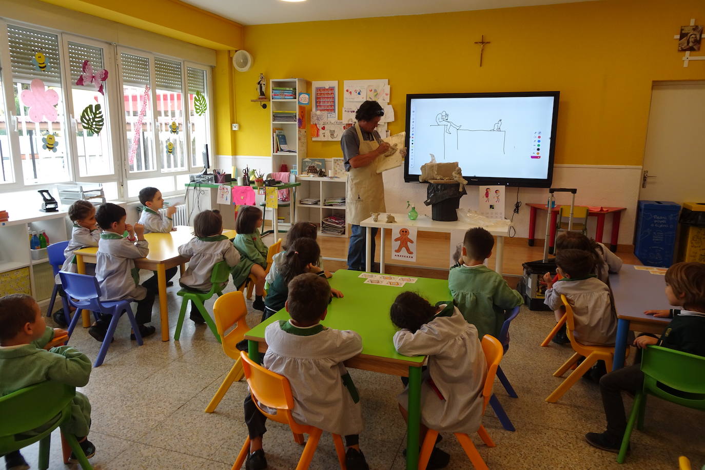 Los alumnos de educación infantil del colegio San Juan de la Cruz de León han recibido este lunes en el aula al artista leonés Amancio González Andrés