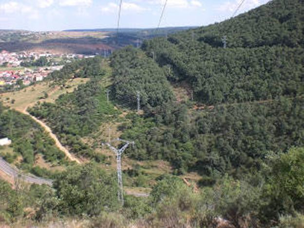 Hasta tres líneas paralelas separadas por unos 100 metros, atraviesan el monte comunal por encima de la Campera Mateo, dejando la superficie del monte como la espalda de Nuestro Señor después del suplicio de los azotes