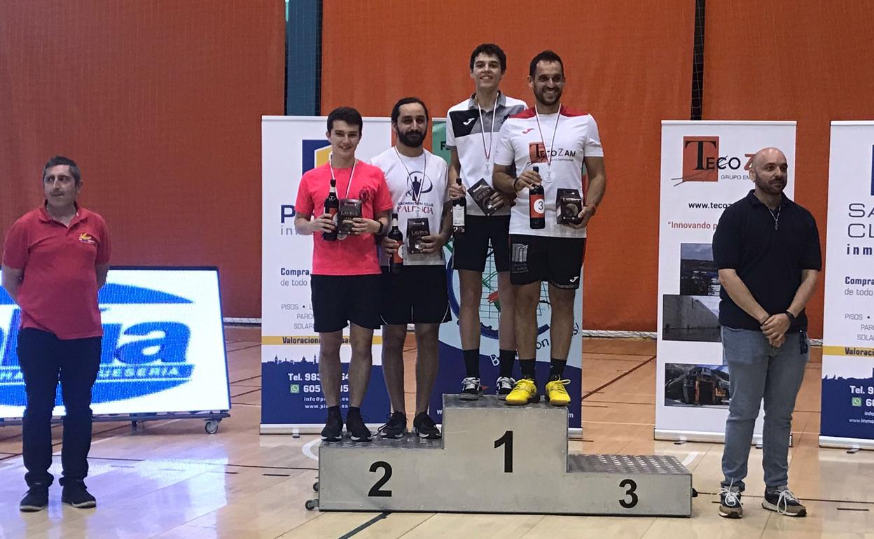 Podio de los ganadores de bádminton en Zamora. 