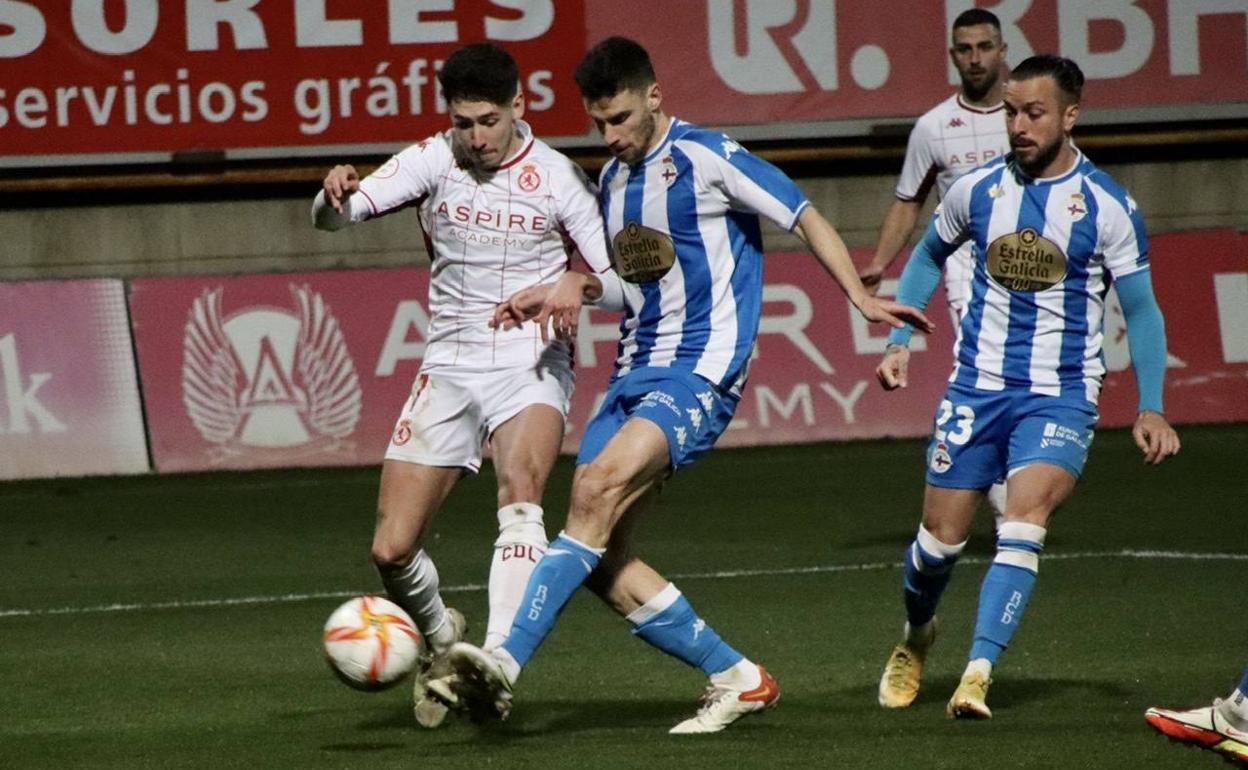 El Deportivo volverá a ser rival de la Cultural. Aarón, en imagen, en el choque ante los gallegos esta temporada.