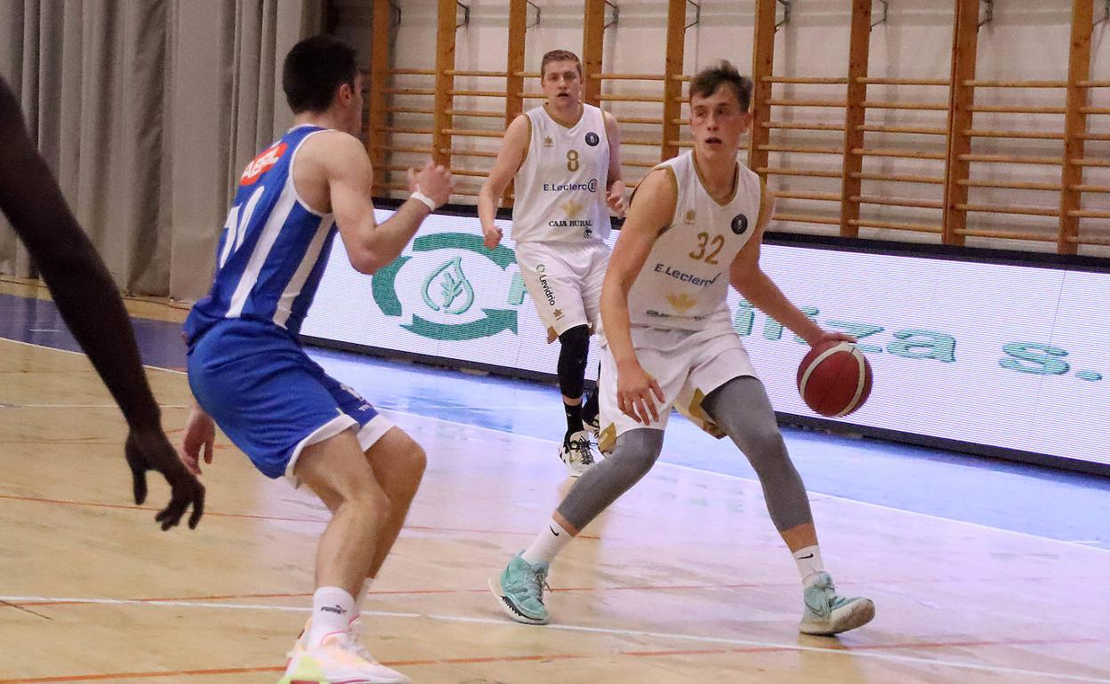 Imagen de archivo de Jaime Llamas conduciendo la pelota con su anterior equipo, el Reino de León. 