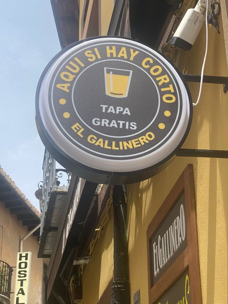 Los hosteleros del Romántico, en León capital, inician una singular campaña para «recuperar y mantener la tradición del corto de cerveza». «La caña está bien, pero León es una ciudad de cortos de toda la vida», sentencian. 