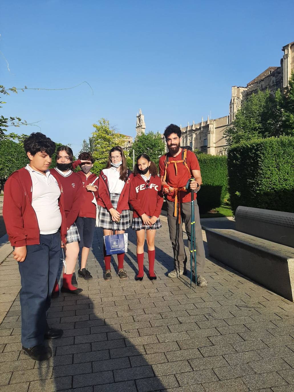 Estudiantes de la Anunciata y de Maristas cuidan de los peregrinos