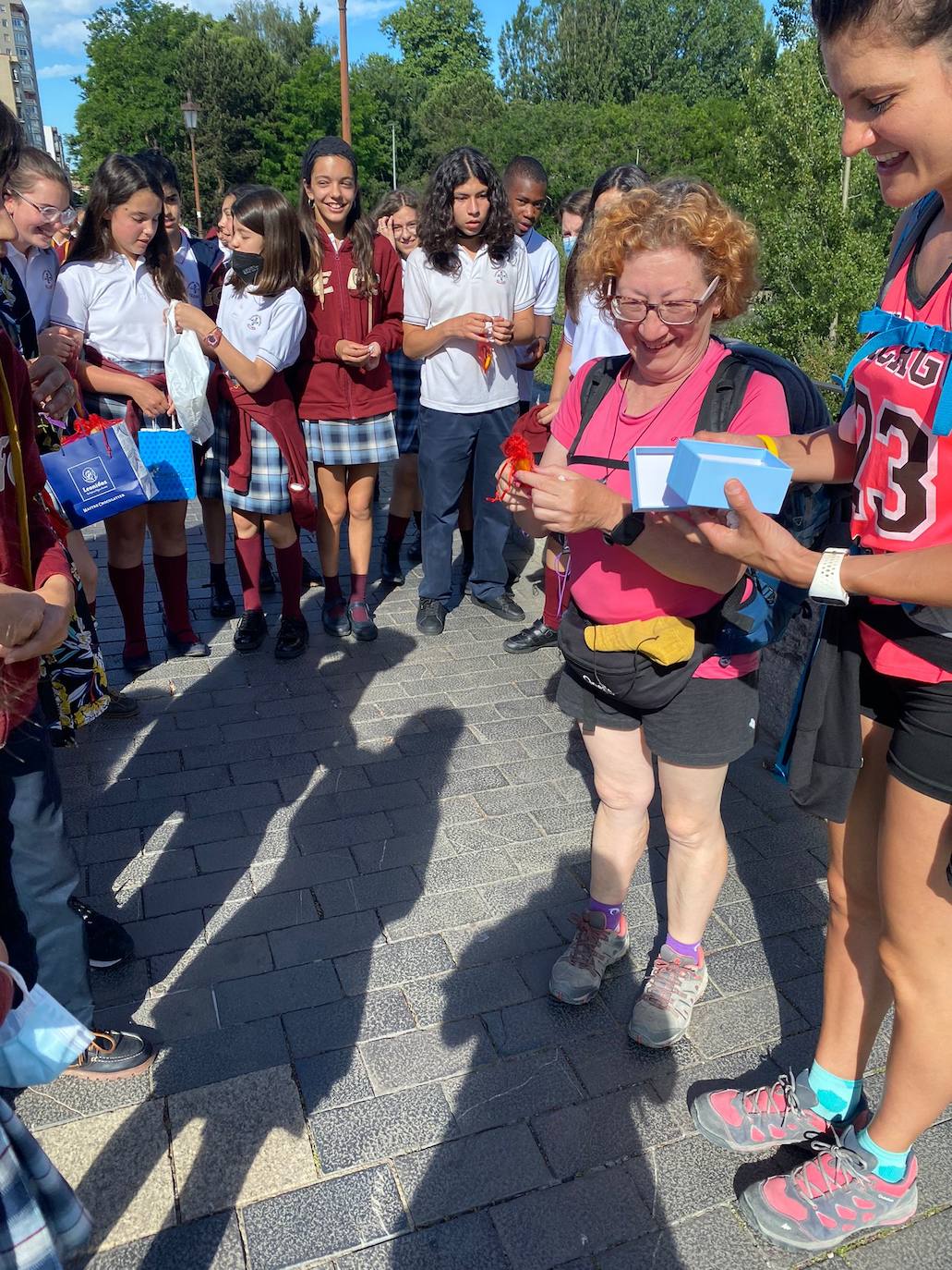 Estudiantes de la Anunciata y de Maristas cuidan de los peregrinos