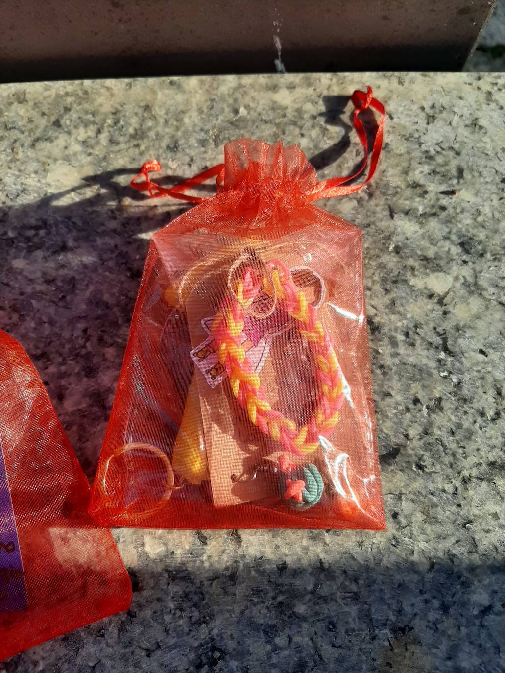 Estudiantes de la Anunciata y de Maristas cuidan de los peregrinos