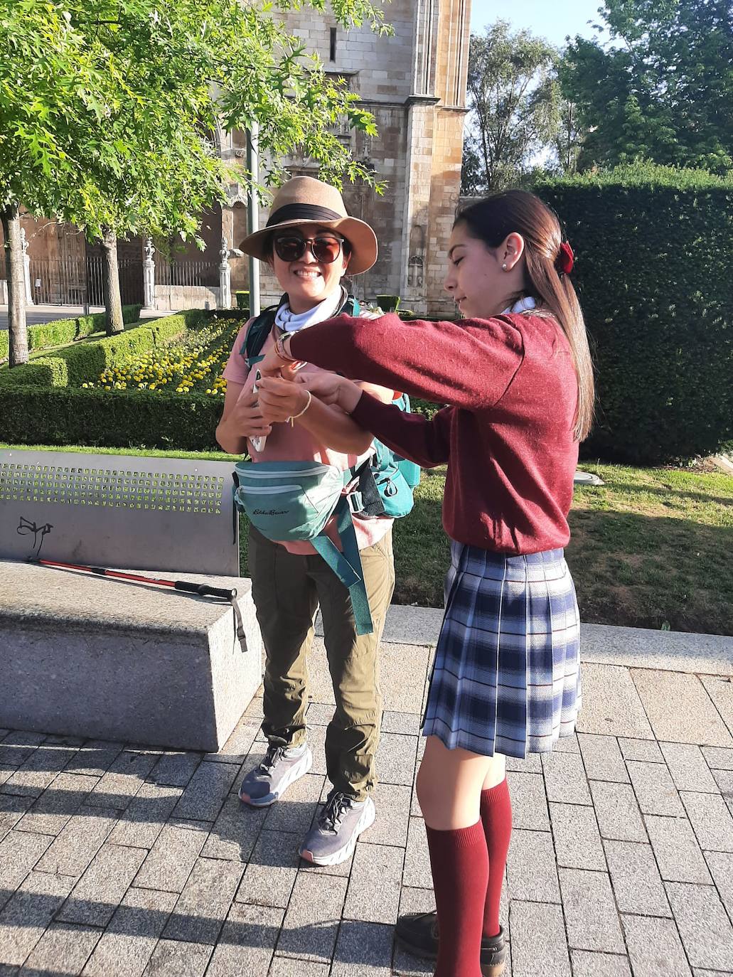 Estudiantes de la Anunciata y de Maristas cuidan de los peregrinos