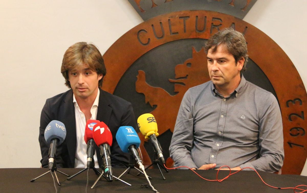 El técnico bilbaíno ha sido presentado como nuevo entrenador de la Cultural.